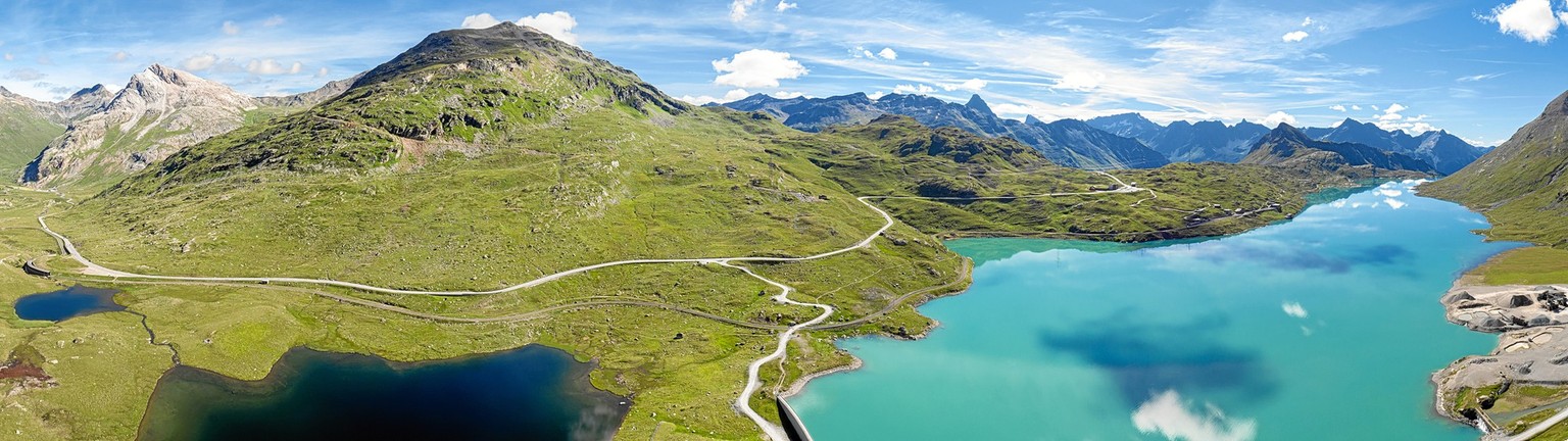 ENGADIN St. Moritz - Berninapassstrasse mit Lej Nair, Lago Bianco und dem Piz Languard (3262 m), links der Blick Richtung Engadin, Pontresina, rechts der Blick Richtung Valposchiavo.

The mountain pas ...