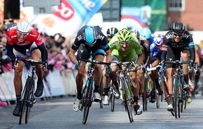 Kittel (links) zieht dank der höchsten Endgeschwindigkeit noch an Swift vorbei.