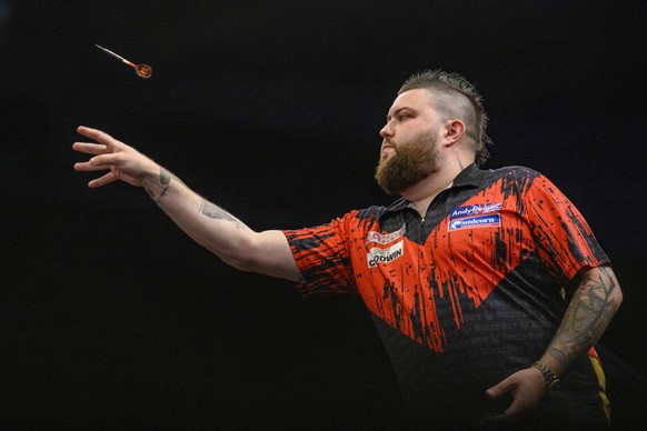 30.10.2022, Nordrhein-Westfalen, Dortmund: Darts: Darts EM, European Darts Championship, Professional Darts Corporation, PDC: Michael Smith (ENG) wirft einen Pfeil auf das Dart Board. Foto: Christophe ...