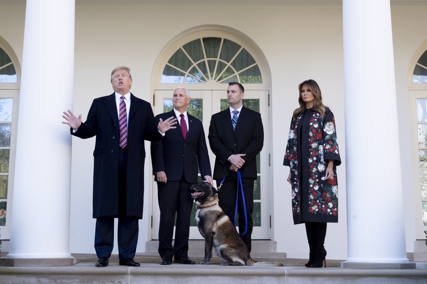 Trump, Pence und Melania: Viel Ehre für Militärhund Conan. 