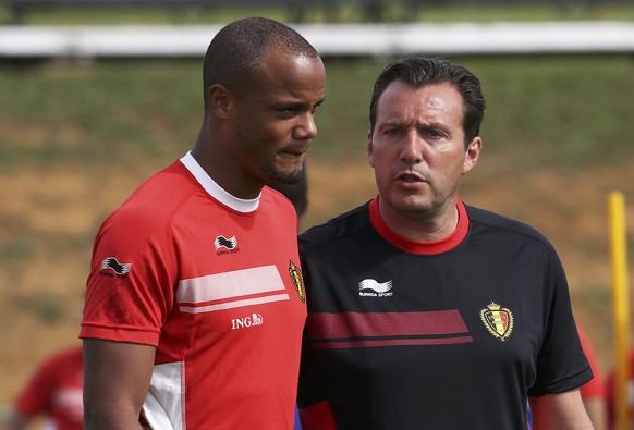 Trainer Wilmots im Gespräch mit Abwehrrecke Kompany. Das Manko des Ex-Internationalen: Der bisher noch dürftige Leistungsausweis als Trainer.