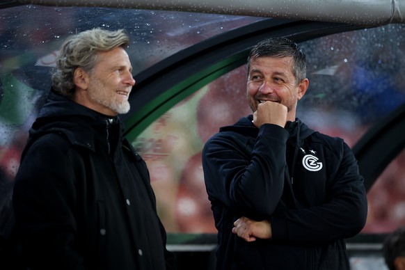 Trainer Gerald Scheiblehner (GC), rechts, unterhaltet sich mit Alain Sutter, Sportchef GC, im Vorfeld des Meisterschaftsspiels der Super League zwischen dem Grasshopper Club Zuerich und dem FC Zuerich ...