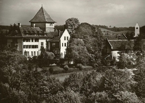 Schloss Wyden in Ossingen, aufgenommen um 1930.
http://doi.org/10.3932/ethz-a-000036330