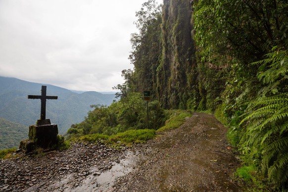 Die Yungas-Stra�e in Bolivien wird auch El Camino de la Muerte genannt: die Stra�e des Todes und sie gilt als die gef�hrlichste Stra�e der Welt Famous death road, the Camino de la Muerte, in the Boliv ...