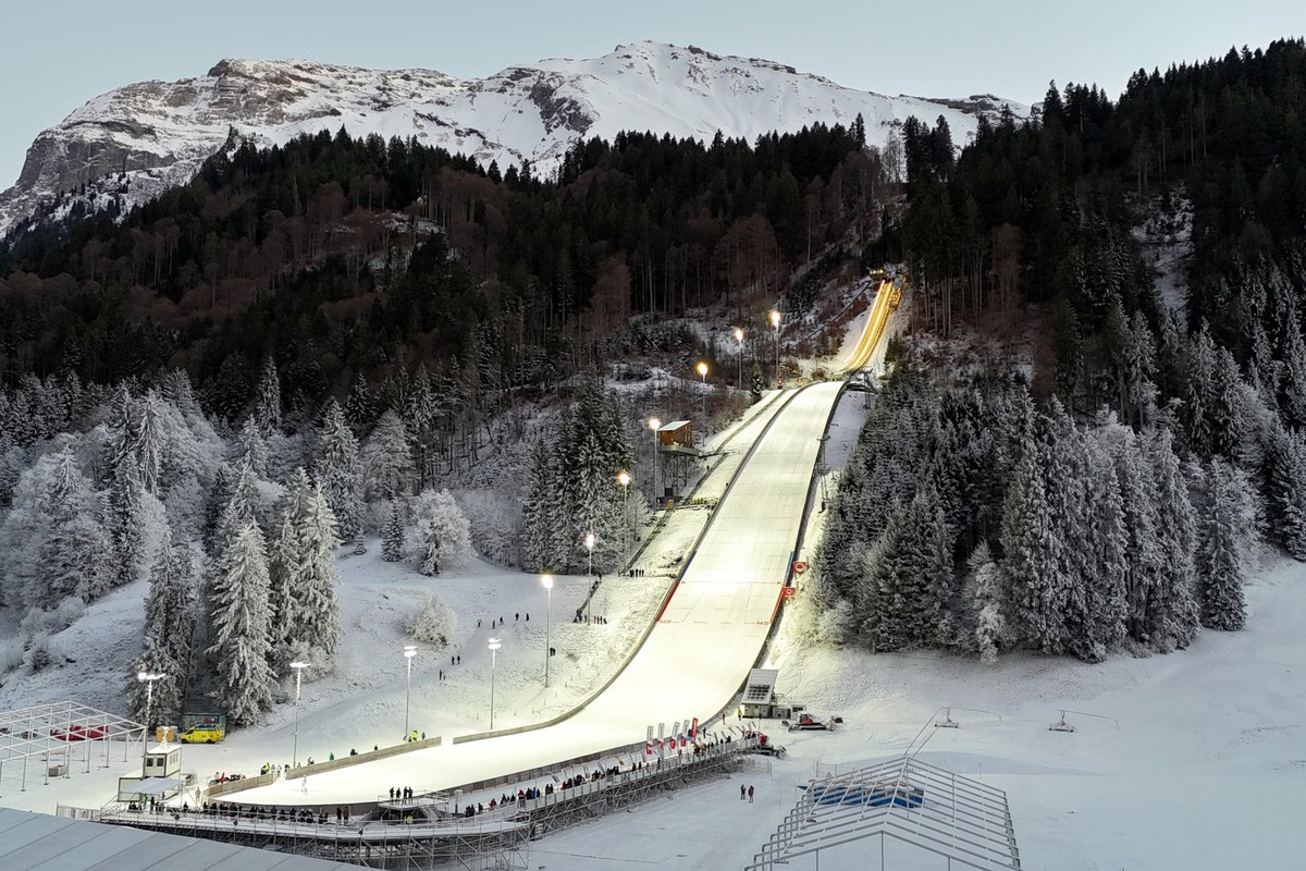 Die Natur-Skisprungschanze, Titlis Schanze in Engelberg mit einer Gesammthoehe von 140m und dem K-Punkt auf 125m anlaesslich des Skisprung Continental Cup am Samstag 27. Dezember 2025 in Engelberg. (K ...