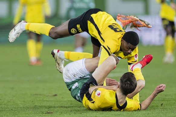 Carlo Boukhalfa (SG), mitte, kaempft um den Ball mit Chris Bedia (YB), oben, und Armin Gigovic (YB), unten, im Fussball Meisterschaftsspiel der Swiss Super League zwischen dem FC St.Gallen 1879, SG, u ...