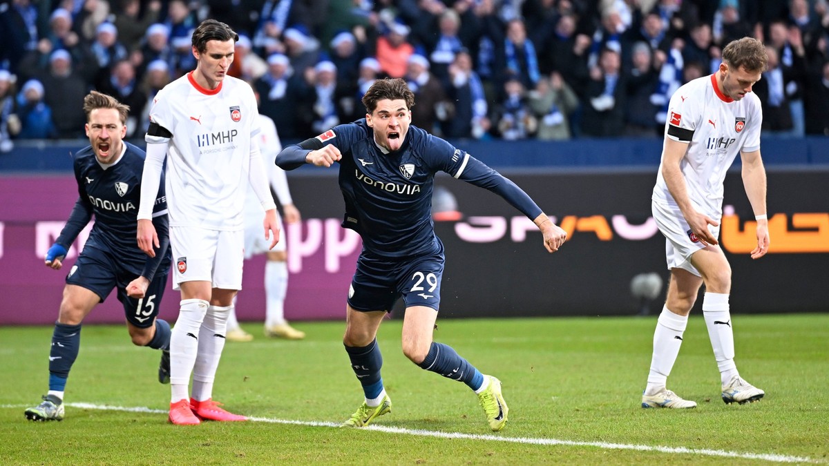 Bochum, Vonovia Ruhrstadion, 22.12.24, GER, Herren, 1.Bundesliga, Saison 2024-2025, VfL Bochum - 1.FC Heidenheim Bild: Moritz BROSCHINSKI Bochum jubelt nach seinem Tor zum 1:0 DFL regulations prohibit ...