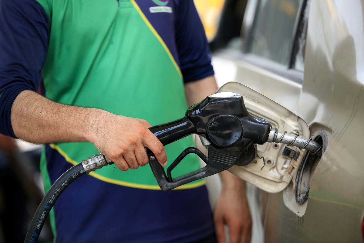 epa11449567 A gas station attendant fills the tank of a customer's vehicle in Peshawar, Pakistan, 01 July 2024. Pakistan's government announced an increase in petrol prices by 7.45 Pakistani ...