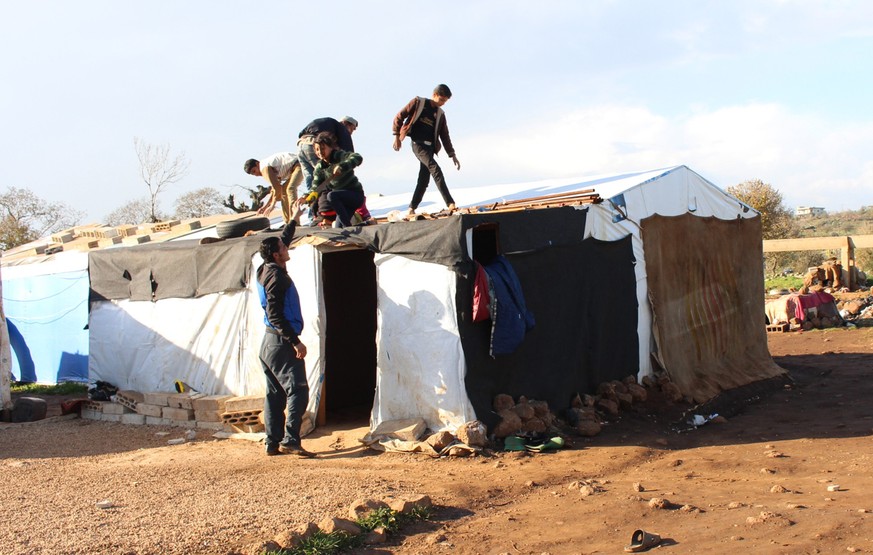 Syrische Bürgerkriegsflüchtlinge verstärken ein Zeltdach in Akkar, im Norden Libanons: Rund 3 Millionen Syrer betreut das UNO-Flüchtlingshilfswerk UNHCR.