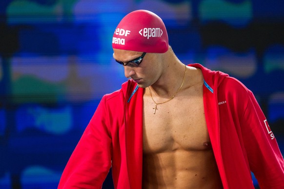 Swiss swimmer Antonio Djakovic prepares himself before competing in the Men's 400m Freestyle Heats during the European Aquatics Swimming Championships in Paris, France, Sunday, Aug. 16, 2026. (KE ...