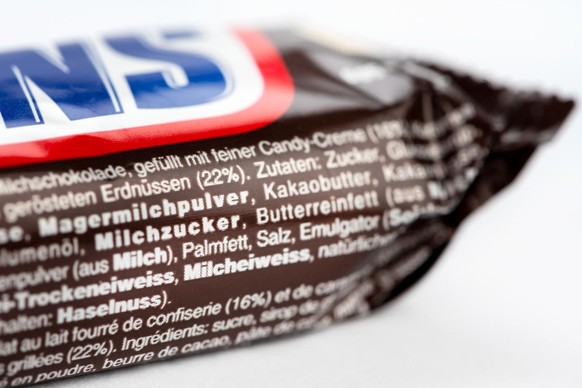 Auf der Verpackung eines Snickers-Schokoriegel ist die Zutat Palmfett angegeben, fotografiert am 7. Januar 2021 in Zuerich. (KEYSTONE/Christian Beutler)