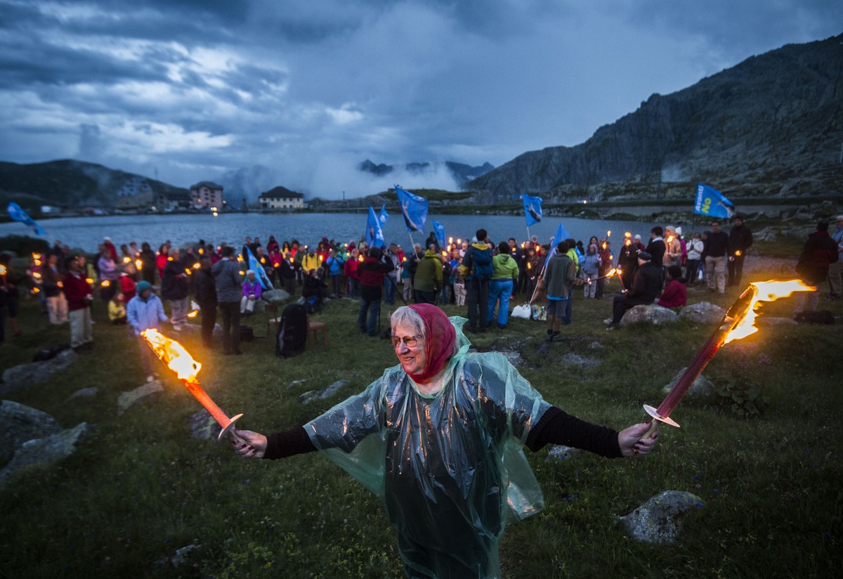 Viele Fackeln statt ein grosses Feuer: Gegner einer zweiten Gotthard-Röhre protestieren.