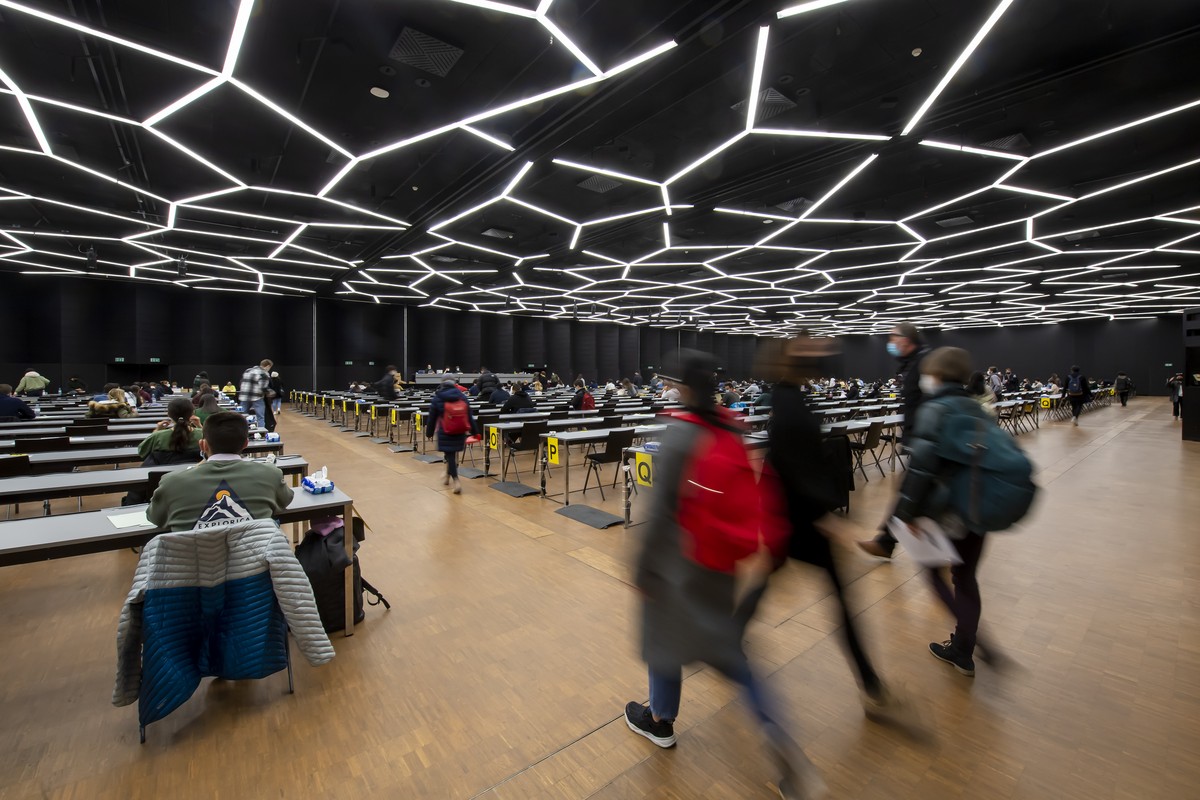 Des etudiants de L'Universite de Geneve (UNIGE) decouvrent leur salle d'examen et de passer leur premier examen en presentiel depuis deux ans, ce jeudi 20 janvier a Palexpo Geneve. Depuis le ...