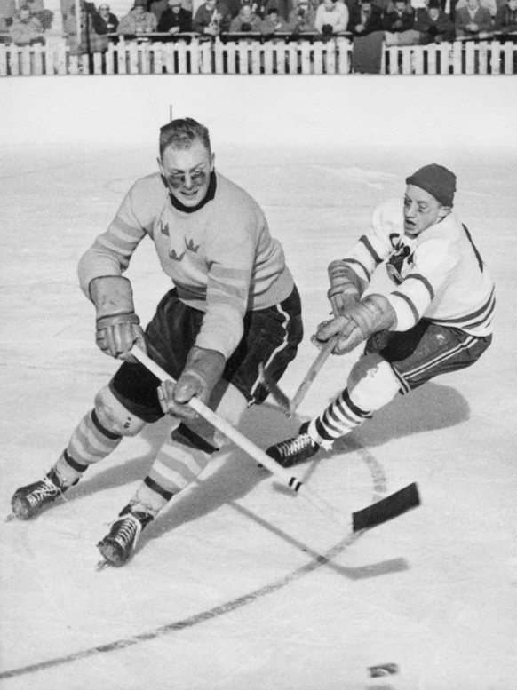 Orig. caption... THE OLYMPICS IN CORTINA. Ice Hockey Canada - Sweden. -Lasse bj