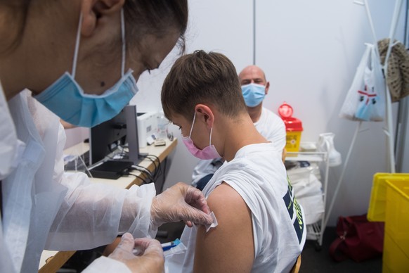 Junge Leute, einige von ihnen unter 16 Jahre alt, warten im Impfzentrum von Giubiasco am Dienstag, 29. Juni 2021, auf ihre Corona-Impfung. Im Tessin werden zurzeit junge Leute in zwei Gruppen fuer unt ...