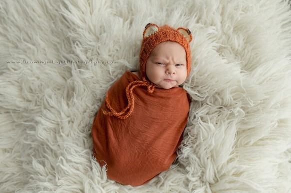 Hässiges Baby bei Baby-Fotoshooting
