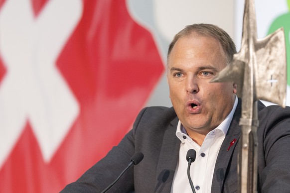 Der Praesiedent der SVP Schweiz, Marcel Dettling bei einer Rede, anlaesslich der Delegiertenversammlung der SVP Schweiz vom Samstag, 22. August 2026 in der Waldmannhalle in Baar. (KEYSTONE/Urs Flueele ...