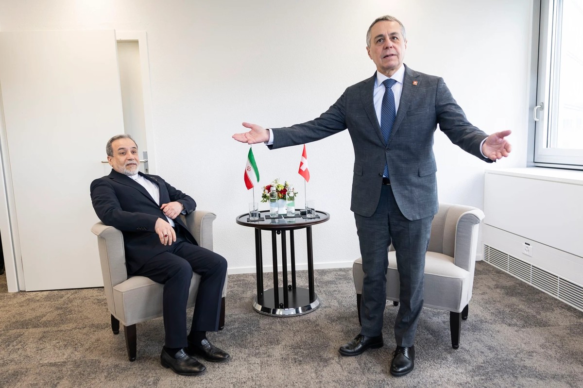 Le ministre des Affaires étrangères Ignazio Cassis (debout) et son homologue iranien Abbas Araghchi lors de leur rencontre le 17 février à Genève. Le Conseil fédéral suisse ignore où se trouve actuell ...