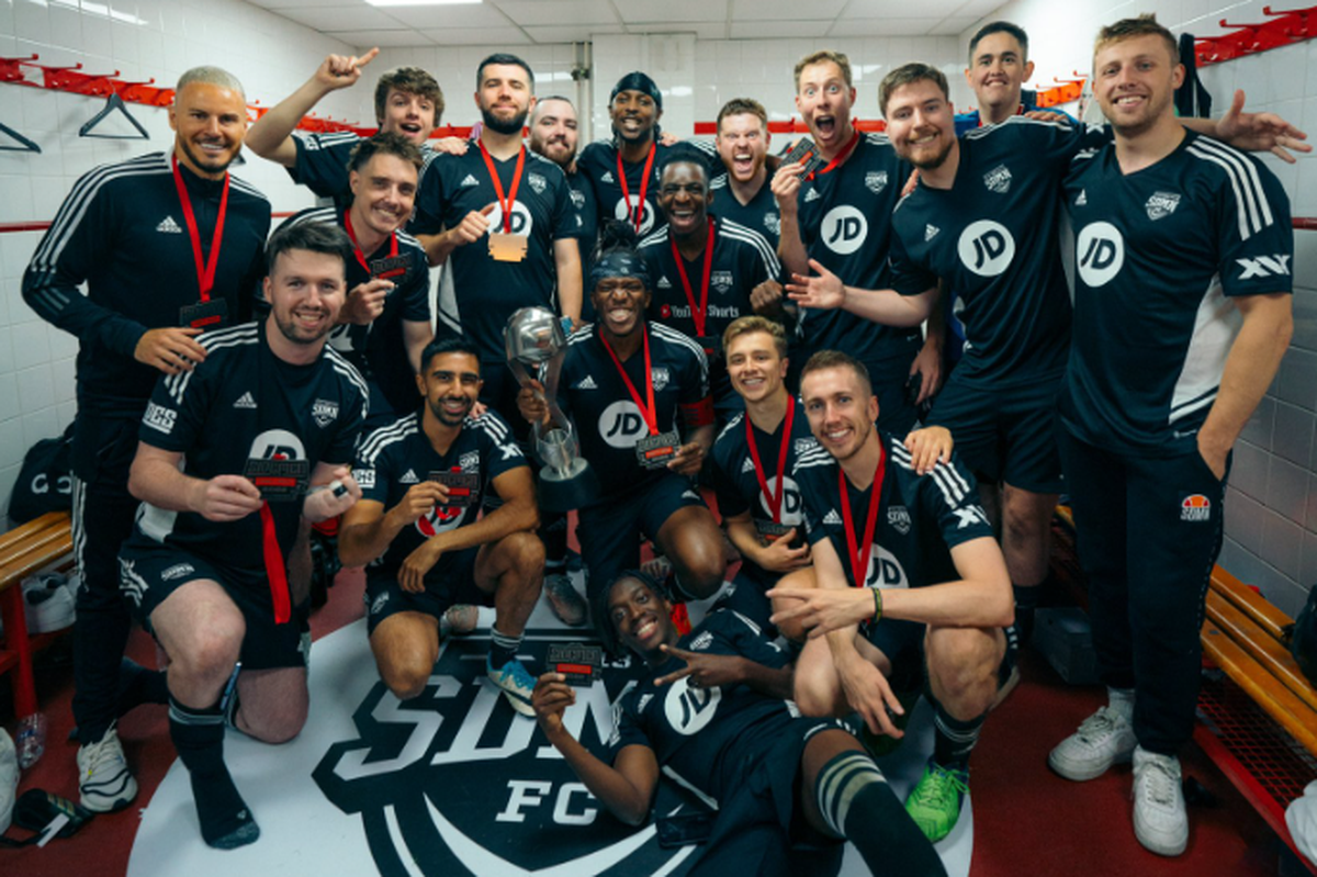 Das Sieger-Team Sidemen FC feiert in der Kabine.