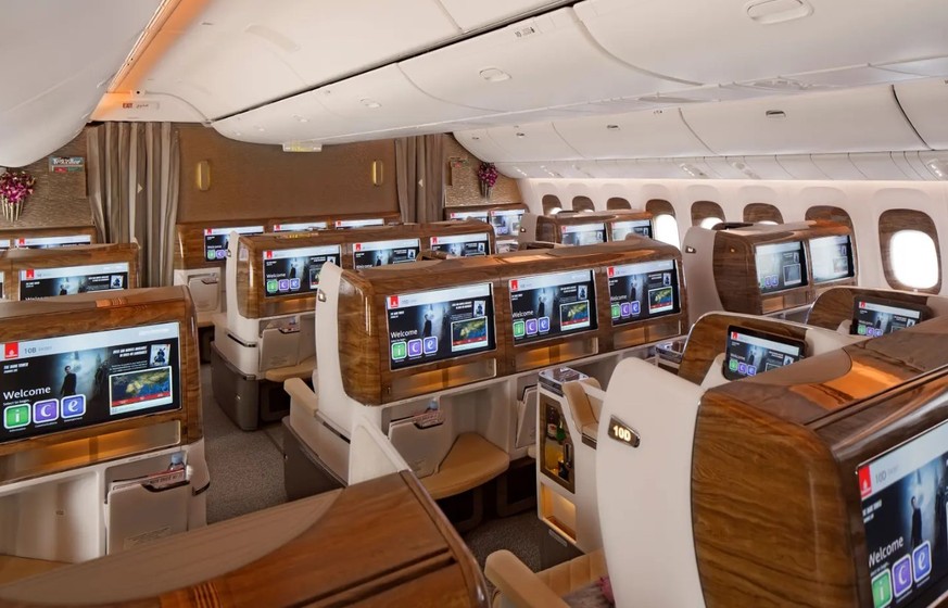 Business-Class an Bord der Emirates des Flugzeugtyps Boeing 777-300ER: Sollen Passagiere in den vorderen Reihen eine höhere Klimasteuer bezahlen?