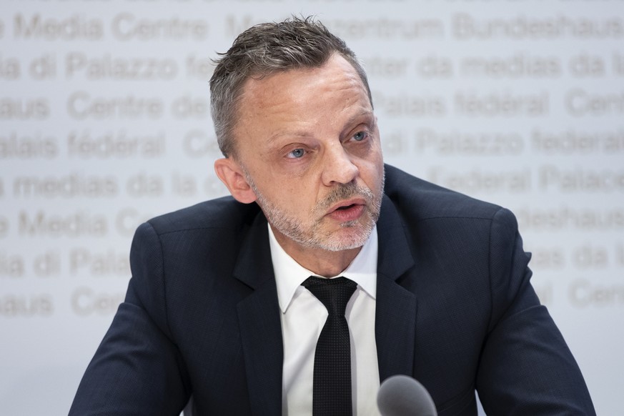 Hans-Ueli Vogt, Nationalrat SVP-ZH, spricht bei einer Medienkonferenz des ueberparteilichen Komitees JA fuer alle (Ehe fuer alle), am Donnerstag, 19. August 2021, in Bern. (KEYSTONE/Peter Klaunzer)