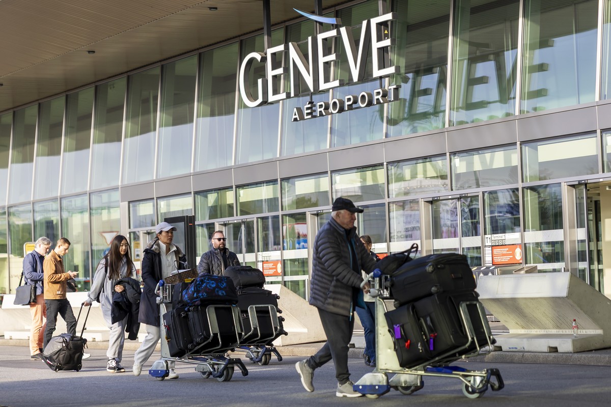 KEYPIX - Des passagers arrivent devant le hall du terminal 1 de Geneve Aeroport, lors de la presentation des resultats financiers 2024 et le rapport annuel 2024 de Geneve Aeroport lors d'une conf ...