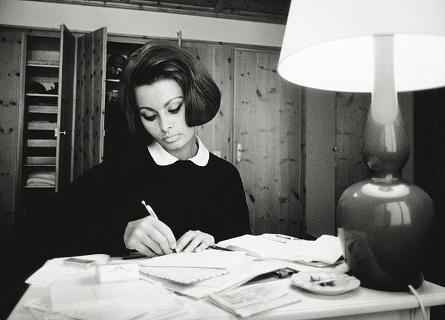 L'actrice Sophia Loren, en vacances dans sa loge en Suisse, écrit des lettres.  Burgenstock, 1963. (Photo de Pierluigi Praturlon/Reporters Associati & Archivi/Mondadori Portfolio via ...