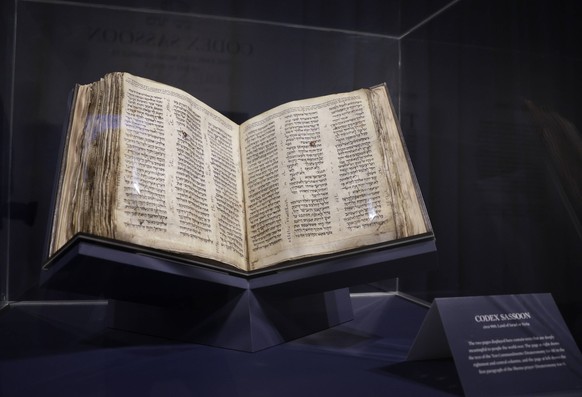 New York, Vorschau auf Auktion bei Sotheby s The Codex Sassoon Hebrew Bible is on display for a press preview at Sotheby s on Monday, May 8, 2023 in New York City. PUBLICATIONxINxGERxSUIxAUTxHUNxONLY  ...