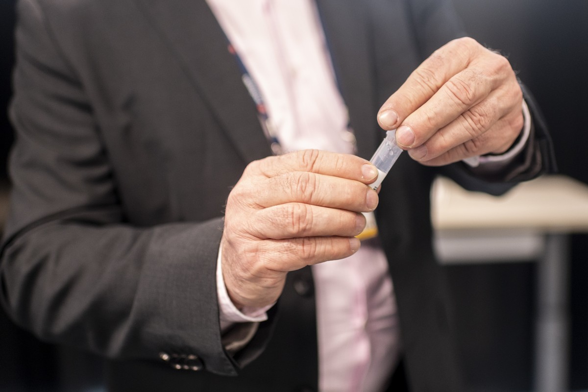 Daniel Steffen, Managing Director Checkport, demonstriert den Covid-Test per Speichelprobe durch die Swissport-Tochter Checkport am Flughafen in Zuerich, aufgenommen am Mittwoch, 6. Januar 2021. Ab mo ...
