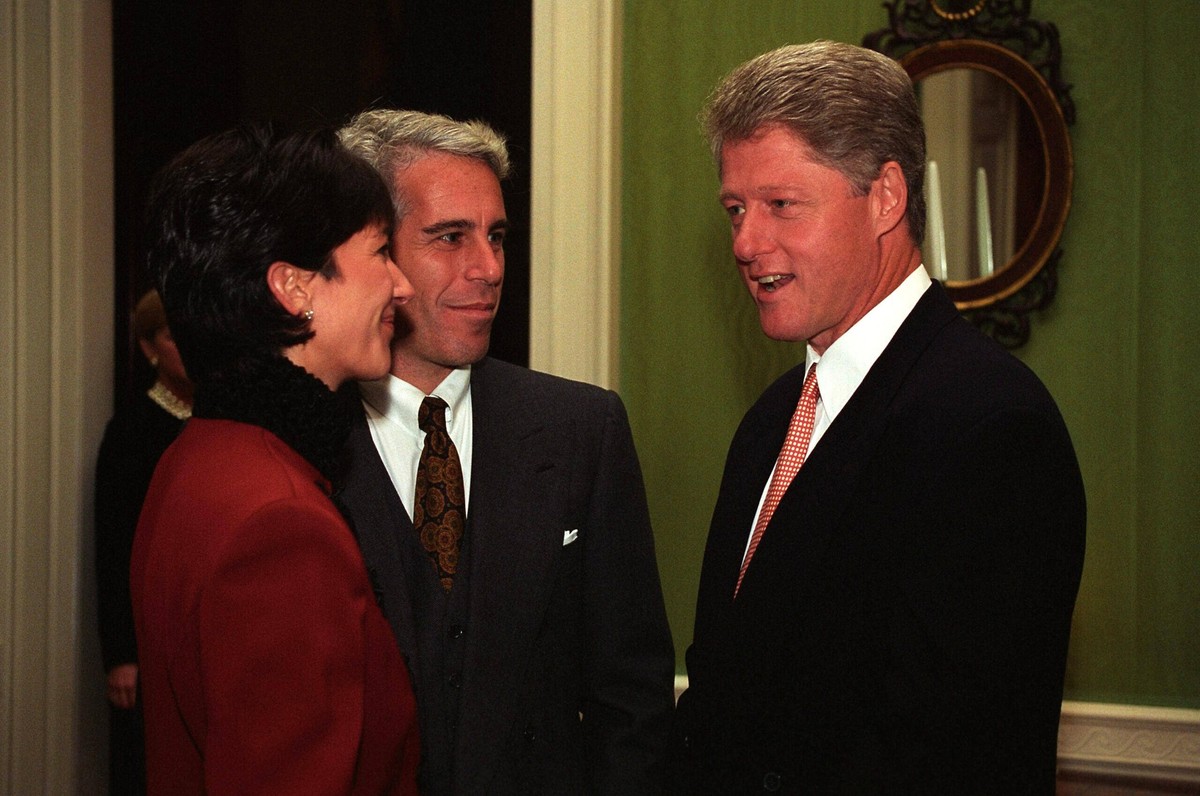 Clinton speaks with Epstein and Maxwell Jeffrey Epstein and Ghislaine Maxwell speak with US President Bill Clinton after the president made remarks at an event for donors to the White House restoratio ...