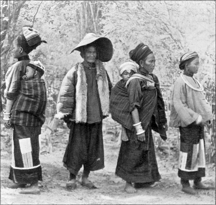 Burma, Myanmar: Gruppe von Shan um 1900
Von (Phot. M. Ferrars.) Vgl. Max und Berta Ferrars, Burma. II. edit. Sampson Low. Marston and Co. London 1901. - Stratz - Die Frauenkleidung, Gemeinfrei, https: ...