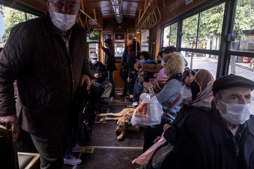 Boji auf dem historischen Tram von Kadikoy.