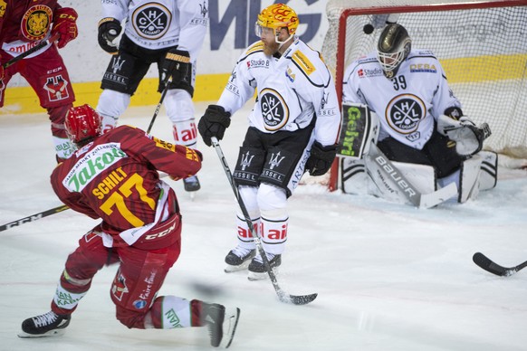 Tigers Sebastian Schilt, links, erzieht das 2:0 gegen Luganos Topscorer Linus Klasen, Mitte, und Luganos Goalie Sandro Zurkirchen, rechts, waehrend dem Meisterschaftsspiel der National League zwischen ...