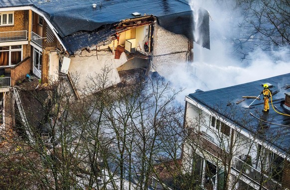 epaselect epa11761679 A view of a partially collapsed building after a fire and an explosion, in The Hague, the Netherlands, 07 December 2024. A three-storey apartment building partially collapsed on  ...