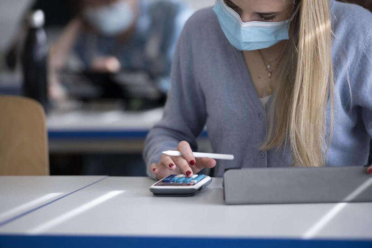 Eine Schuelerin der Klasse 21-M2.20 der Wirtschaftsschule KV Zuerich rechnet am Taschenrechner waehrend des Mathematikunterrichts, fotografiert am 25. Maerz 2021 in Zuerich. (KEYSTONE/Christian Beutle ...