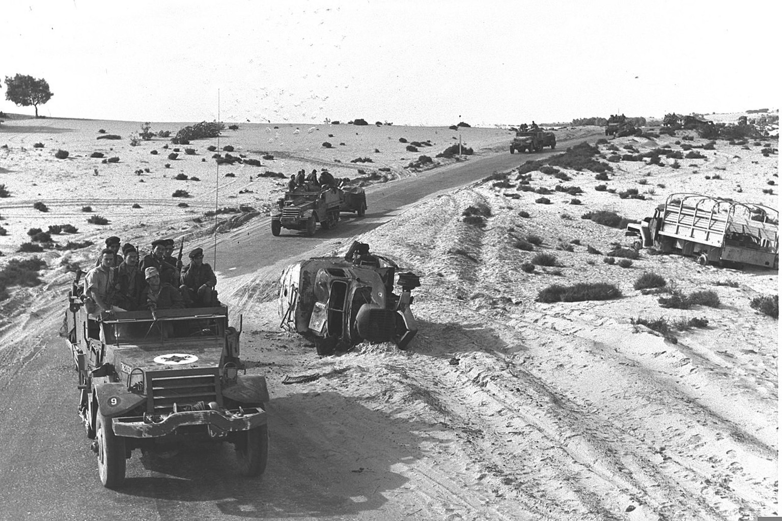 Israelische Truppen ziehen aus dem Sinai ab.
https://de.wikipedia.org/wiki/Sueskrise#/media/Datei:Sinai_Campaign_withdrawl5-12-1956.jpg