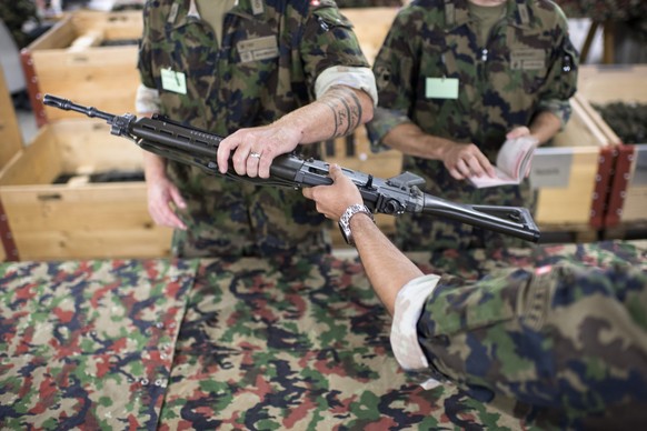 Angehoerige der Schweizer Armee bei der Waffenabgabe anlaesslich der Entlassungsinspektion des Kanton Zuerich in der Kaserne Reppischtal, am Dienstag, 13. September 2016, in Birmensdorf. Am heutigen T ...