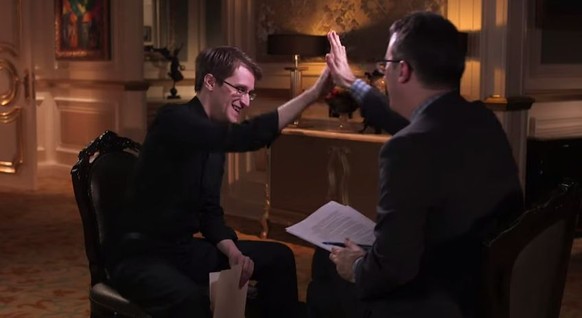 «Massenüberwachung. Jetzt reden wir über meinen Pimmel», sagt John Oliver, und luchst Edward Snowden ein High five ab.