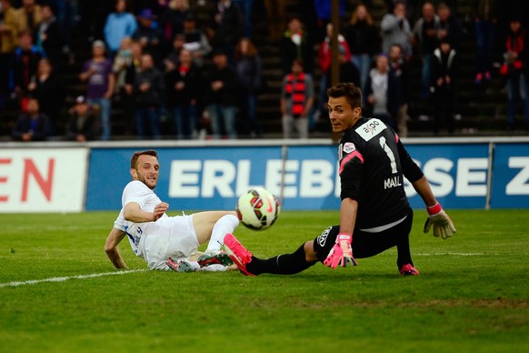 25.04.2015; Aarau; Fussball Super League - FC Aarau - FC Zuerich ; Christian Schneuwly (Zuerich) gegen Torhueter Joel Mall (Aarau) (Daniela Frutiger/freshfocus)