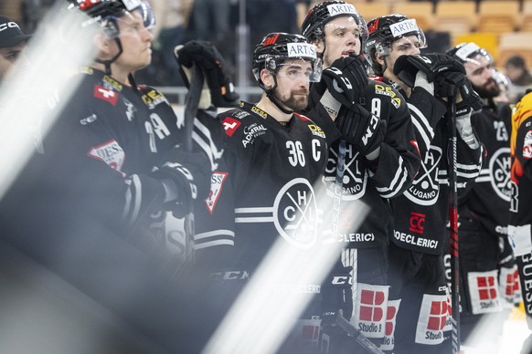 Lugano&#039;s players are disappointed after their defeat in the preliminary round game of the National League 2022/23 between HC Lugano against HC Davos at the ice stadium Corner Arrena, Sunday, Janu ...