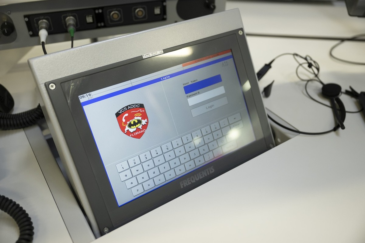 Ein Logo von VCS ADDC FLORAKO fotografiert auf einem Bildschirm von Frequentis bei der Praesentation der Armeebotschaft 2023, am Donnerstag, 23. Maerz 2023 auf dem Waffenplatz in Thun. (KEYSTONE/Antho ...
