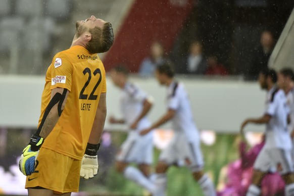 Thun-Keeper Christian Leite ärgert sich über seinen Lapsus vor Marco Strellers 1:0.