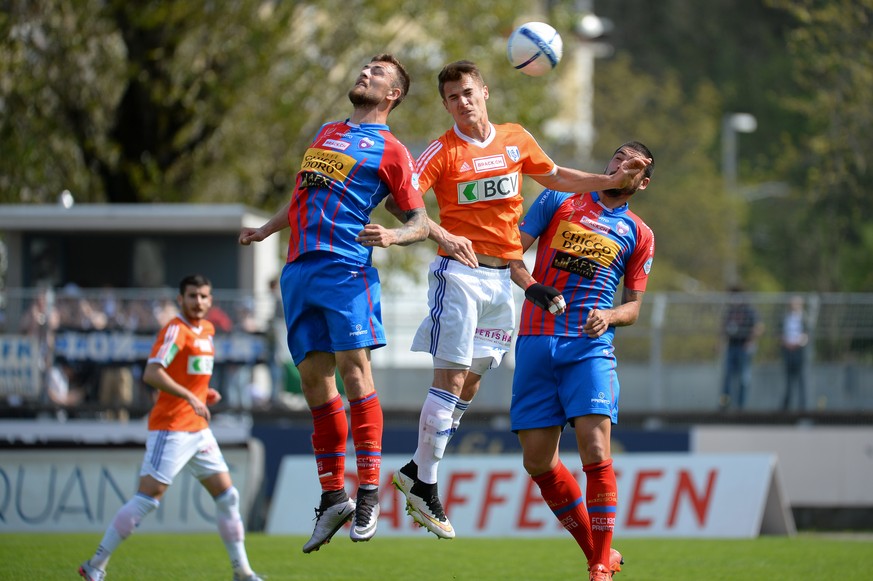 Luftduell zwischen Chiassos Dragan Mihajlovic, links, und Lausannes Jeremy Maniere, Mitte, beim Fussball Meisterschaftsspiel der Challenge League zwischen dem FC Chiasso und dem FC Lausanne-Sport am S ...