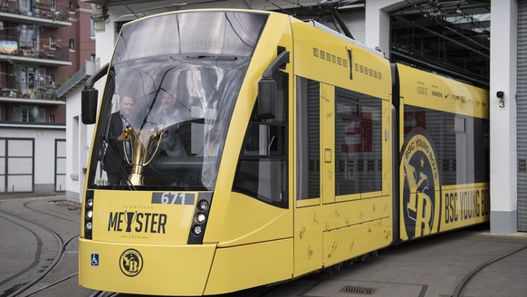 Sicht auf das neue YB-Meistertram von Bern Mobil, am Montag, 4. Juni 2018, in Bern. (KEYSTONE/Peter Schneider)