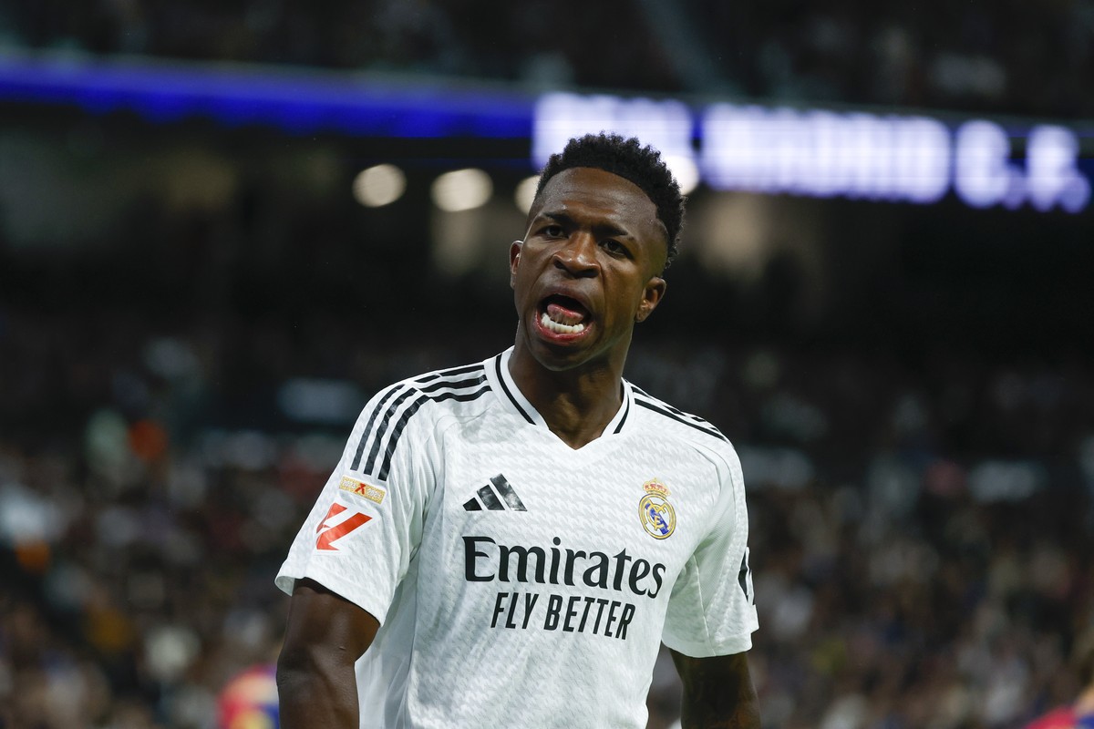 epa11685639 Real Madrid's Vinicius Junior talks during the Spanish LaLiga soccer match between Real Madrid and FC Barcelona, in Madrid, Spain, 26 October 2024. EPA/JUANJO MARTIN