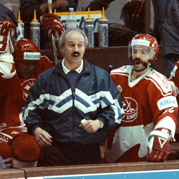 Trainer Simon Schenk und die Spieler der Schweizer Eishockey-Nationalmannschaft jubeln nach dem 4 zu 1 Sieg gegen Frankreich, aufgenommen am 8. April 1990 in Megeve bei der Eishockey-B-Weltmeisterscha ...