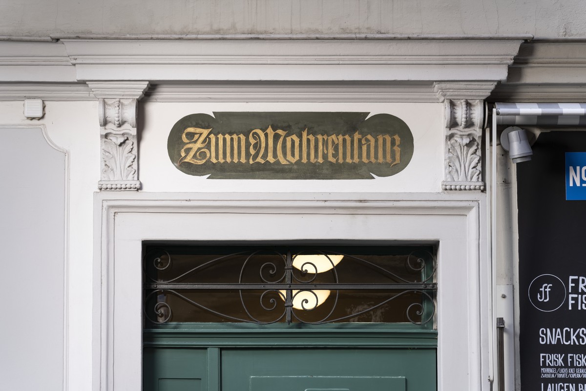ARCHIV --- Ueber dem Eingang des Hauses an der Niederdorfstrasse 29 in Zuerich steht die Inschrift "Zum Mohrentanz", fotografiert am 14. April 2021 in Zuerich. Der Zuercher und der Stadtzuer ...