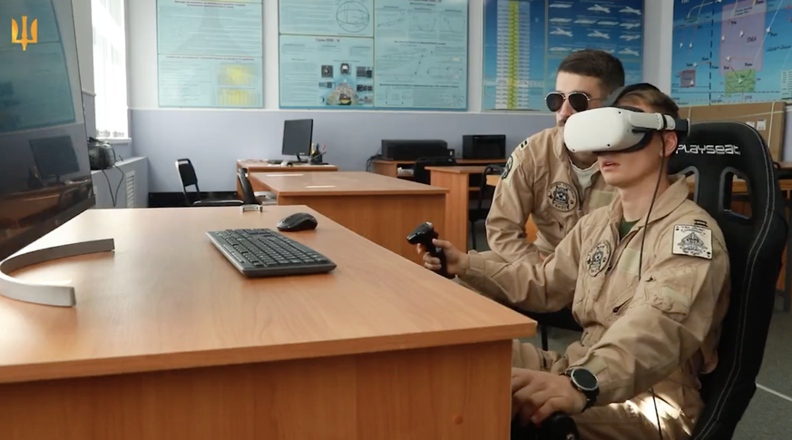 Ukrainischer Kampfpilot trainiert mit PC-Flugsimulator für die Umschulung auf die F-16.