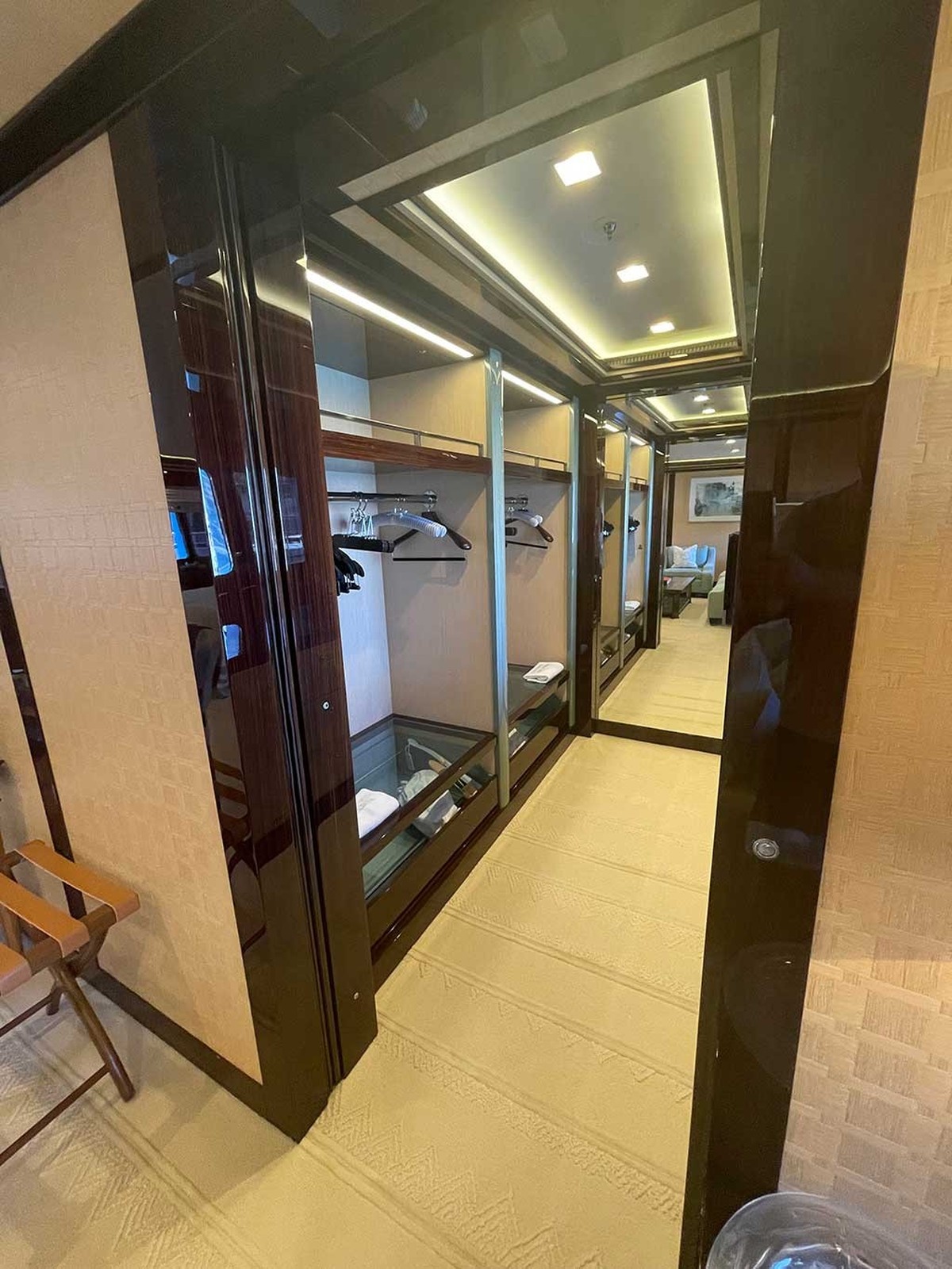 Clou du spectacle et pièce la plus fondamentale: le dressing de la chambre VIP.