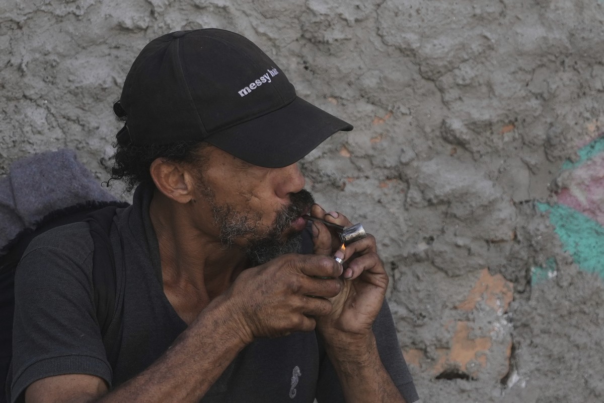 A drug addict smokes crack cocaine in a downtown area popularly known as "Crackland" in Sao Paulo, Tuesday, May 20, 2025. (AP Photo/Andre Penner)
Brazil Sao Paulo Crackland